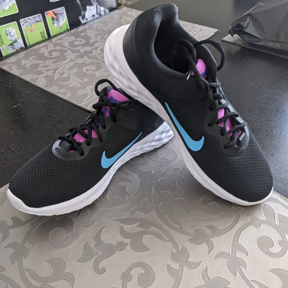 NWOB Nike Women's Revolution 6 Running shoe, 9 US, Black/White/Blue/Purple - Picture 3 of 5